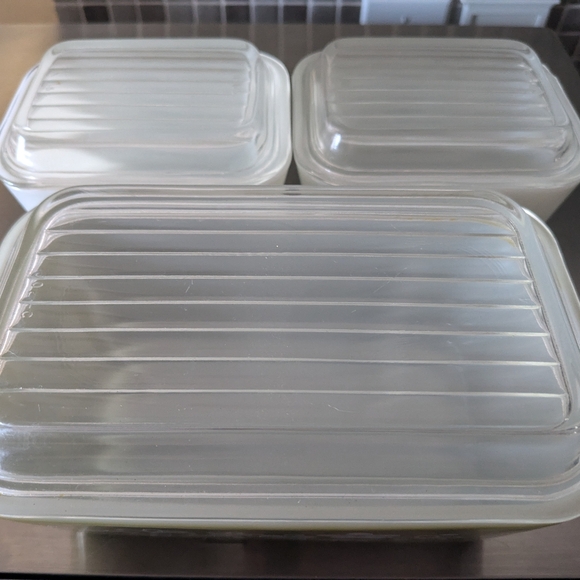 3 Small Vintage Pyrex Glass Containers with Lids - Picture 11 of 12